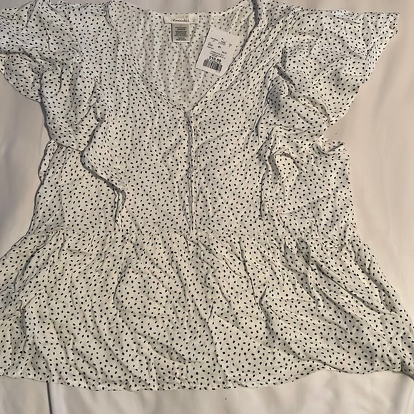 This beautiful blouse has a small ruffle detail on each side of the front! - Picture 1 of 5